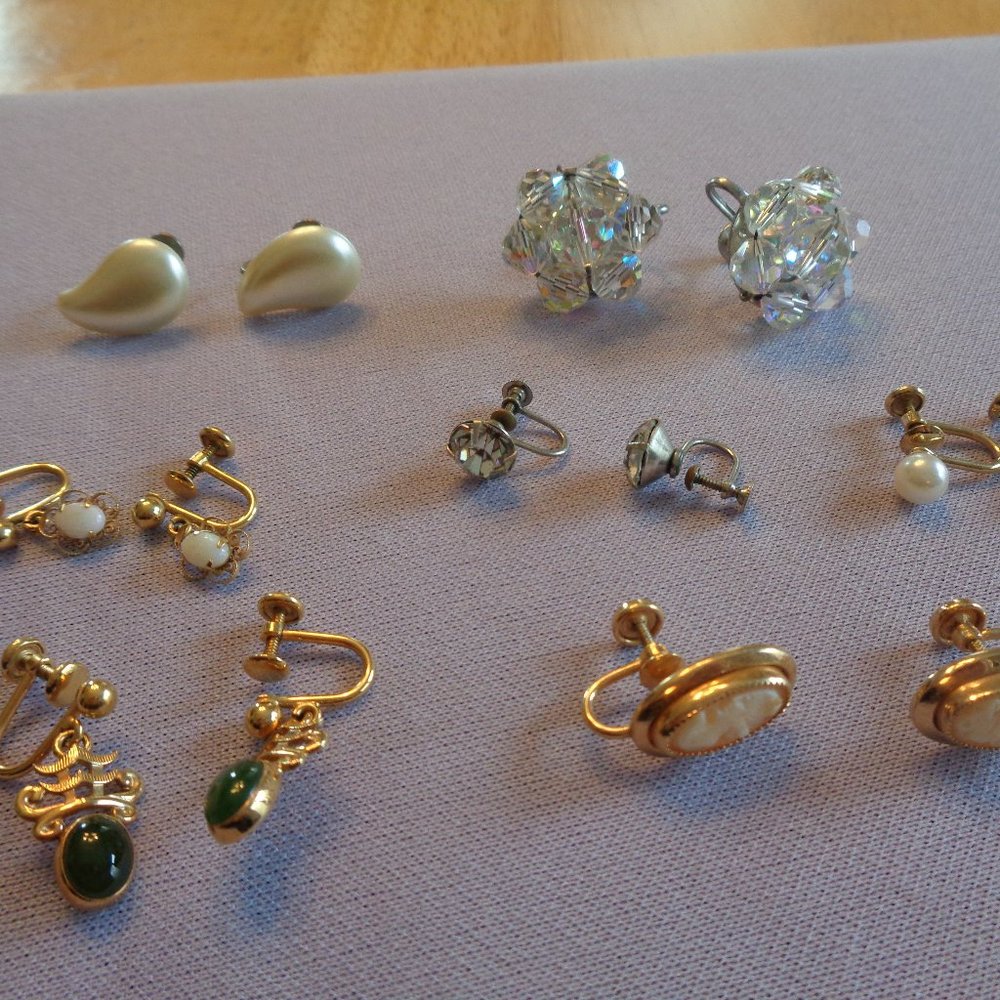 VINTAGE LOT OF 7 SCREWBACK COSTUME JEWELRY EARRINGS